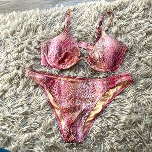 Never worn, bikini top 34D, M bottom